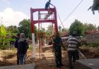 Danramil Bayat Turun Langsung Pemasangan Seling Baja Jembatan Gantung Garuda