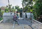 Sinergi TNI dan Warga Warnai Pemasangan Railing Jembatan Gantung Garuda Karangpakel