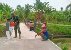 Babinsa Koramil 20/Cawas Bersama Warga Gotong Royong Cat Jembatan Garuda Di Desa Burikan